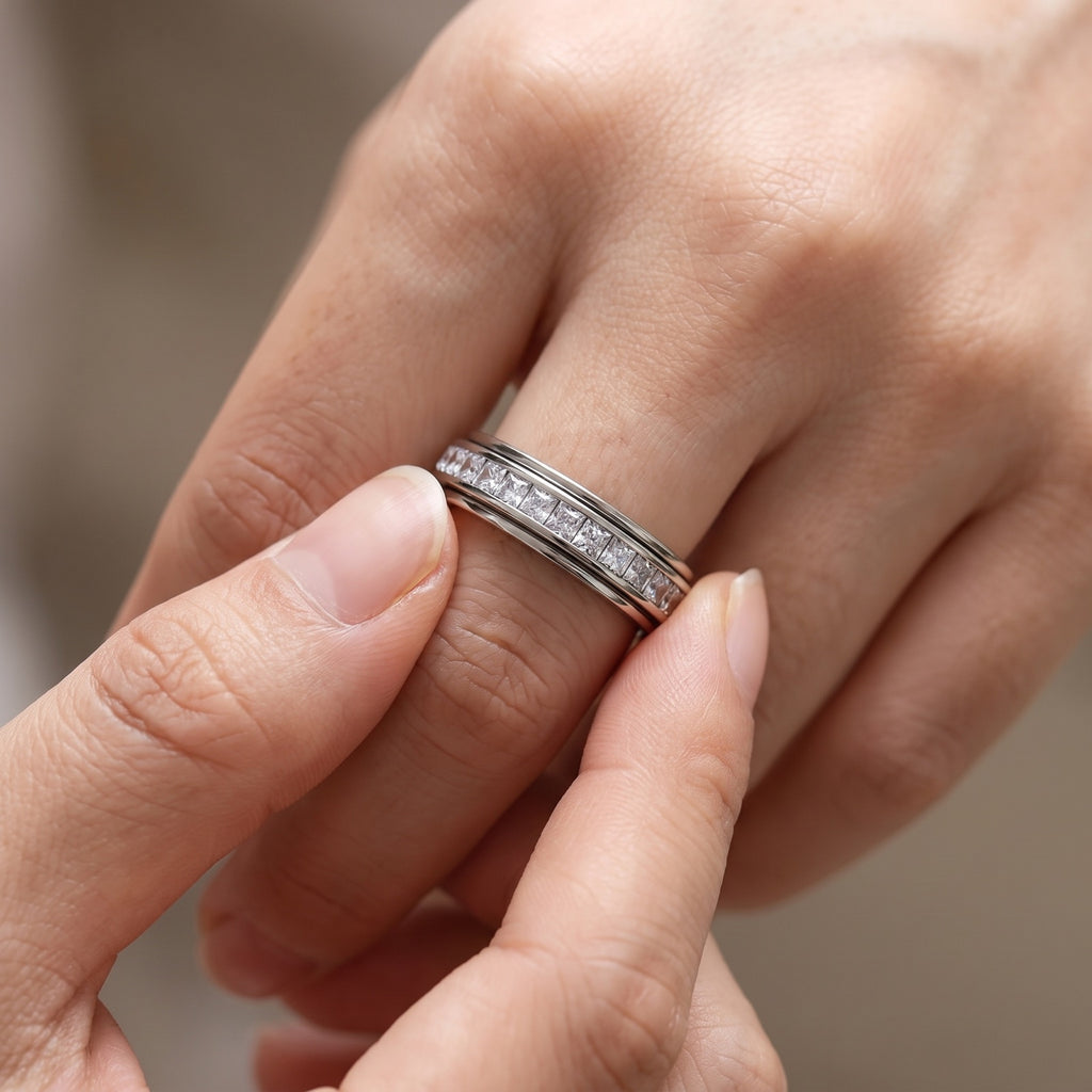 Calm Spinner Ring – fingers turning the rotating outer band while worn